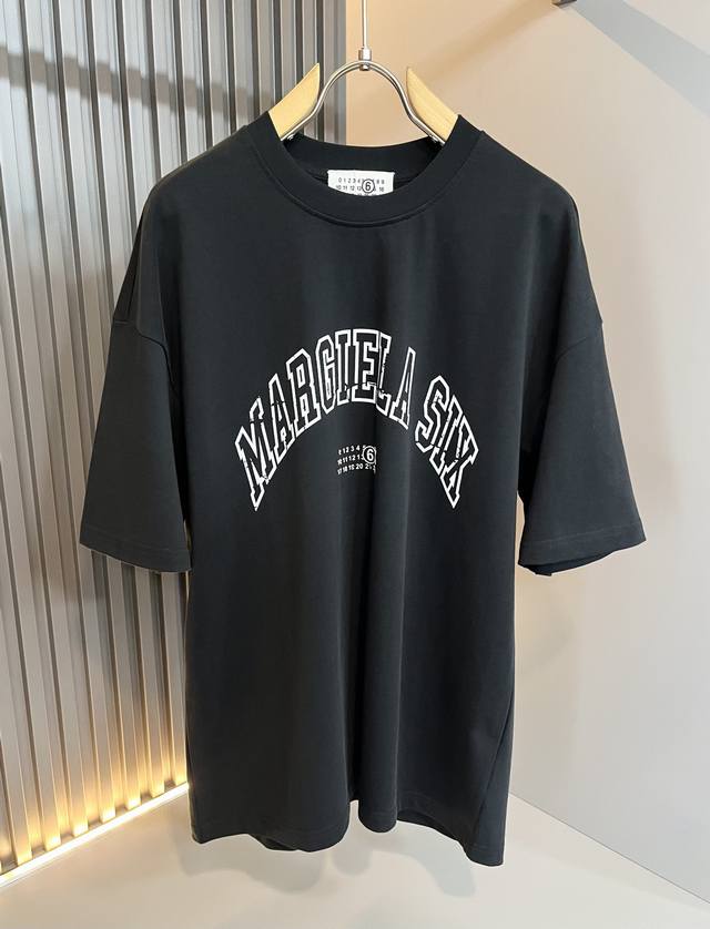 马吉拉 Maison Margiel 2025春夏新款男女同款休闲套装，专柜同步发售！定制专属洗水纯棉面料，胸前Logo图案印花设计！简约大方，从容百搭，档次极