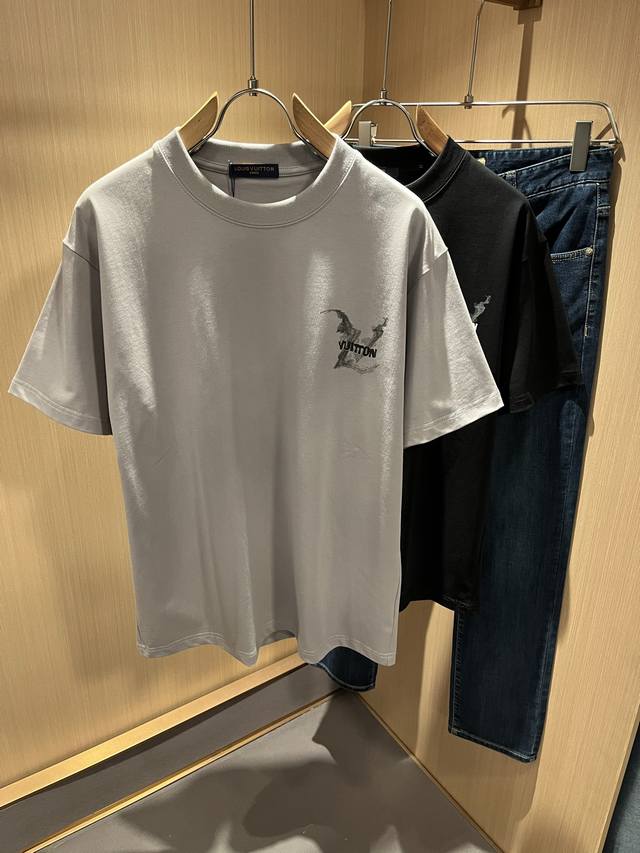 Louisvuitt*路易*登 2025春夏全新系列单品上线，非常时髦前卫的一款男女同款短袖T恤，标识Logo图案印花修饰！区别于以往的不同，宣示品牌传承多年的
