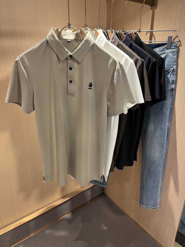 Louisvuitt*路易*登 2025春夏新品最新工艺短袖Polo衫，胸前Logo图案压胶设计！代表品牌形象 简洁舒适的款式，高端定制珠地棉面料 纯色系列更是