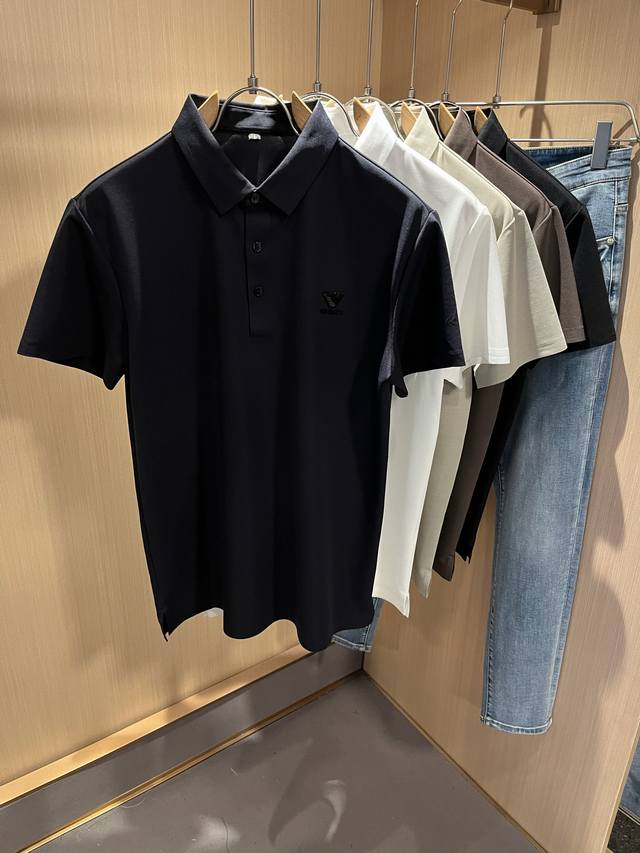 Arman阿*尼2025春夏新款男士休闲短袖Polo衫，原单代工厂P订单，胸前标志Logo压胶设计！简洁的设计精致优雅，令人叹服！定制原版专属弹力氨纶面料，手感