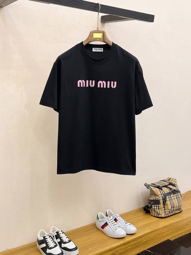 Ssmiumiu纯棉最新面料经典标识图案Logo时尚简约潮流短袖，最顶级的品质专柜原单短袖，顶级制作工艺进口面料，专柜款独特设计，采用进口高端订制面料。官网在售
