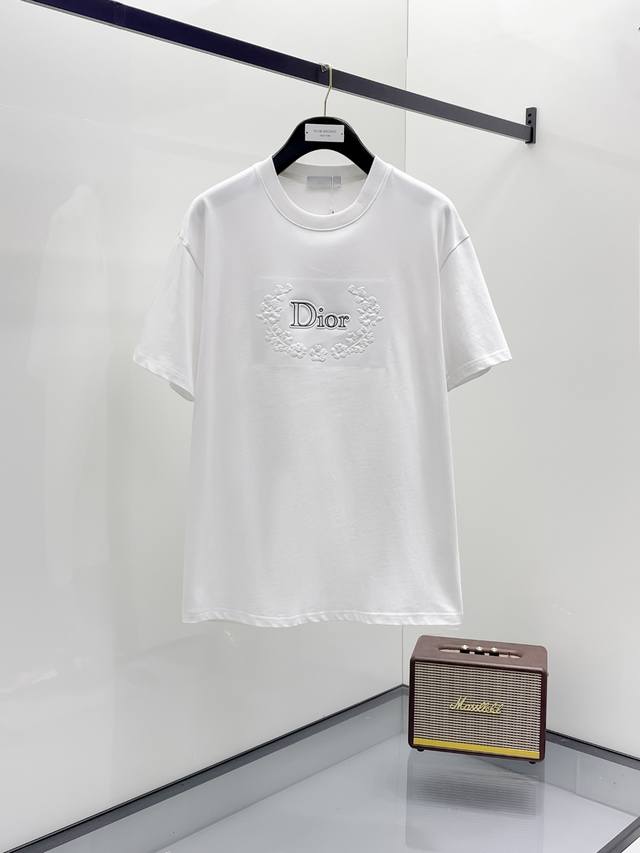 迪欧 夏季新品，高组波凹凸工艺 高标准定制，上身非常有型，客供辅料，客供进口高档面料质感非常细腻，细节工艺精湛考究，塑造性极高的一款单品，任何时装都可以搭配，版