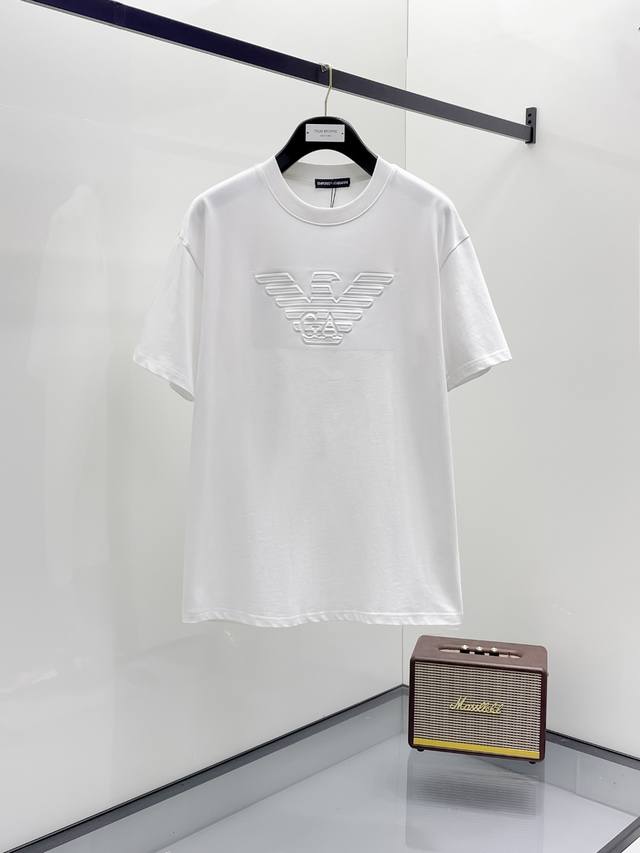 阿玛尼 夏季新品，凹凸工艺 高标准定制，上身非常有型，客供辅料，客供进口高档面料质感非常细腻，细节工艺精湛考究，塑造性极高的一款单品，任何时装都可以搭配，版型超