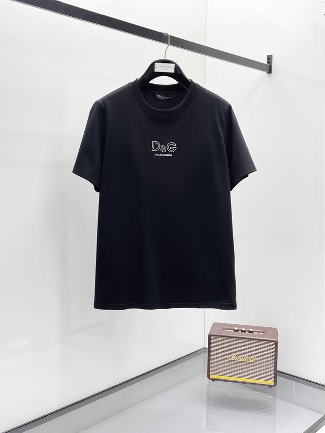 杜德班纳 夏季新品，凹凸工艺 高标准定制，上身非常有型，客供辅料，客供进口高档面料质感非常细腻，细节工艺精湛考究，塑造性极高的一款单品，任何时装都可以搭配，版型
