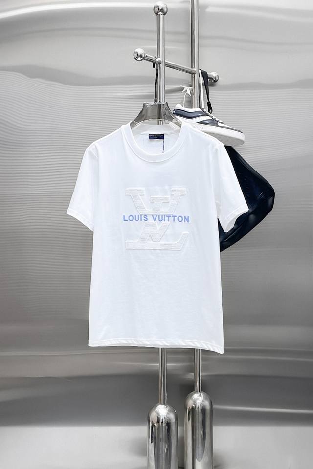 Lv 新款网眼珠地棉布圆领短T，客供面料进口100%密织珠地棉布制成，面料手感瓷实富有弹力，区别于普通珠地棉的软塌粗糙，表面肌理构造细腻，细品非常精致高级，舒适
