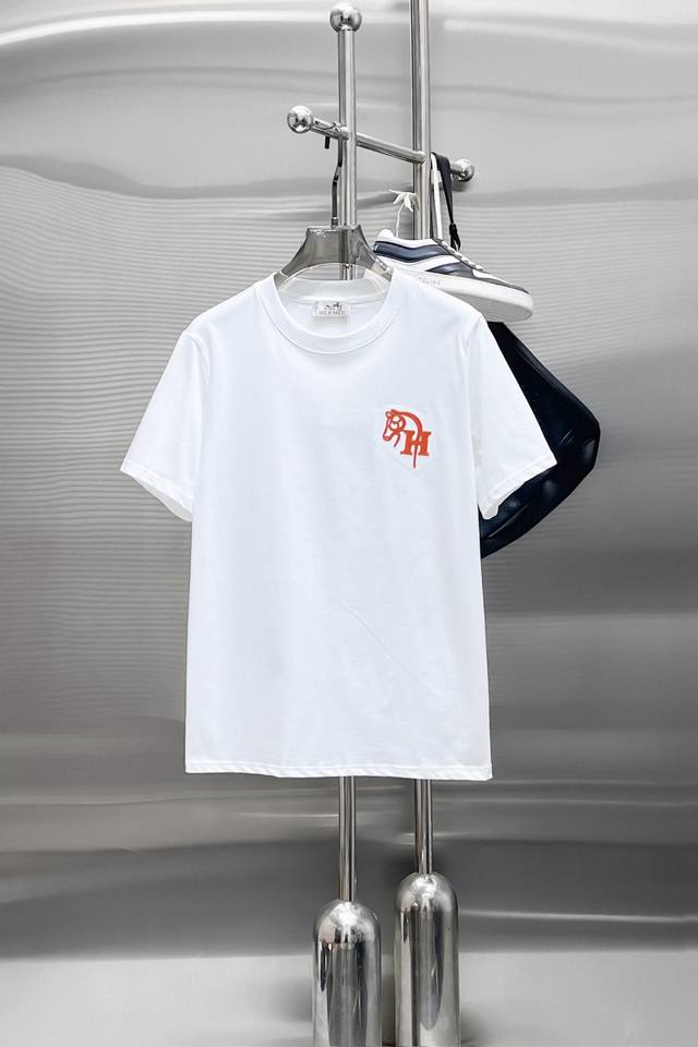 巴宝莉 夏季新品，贴画刺绣 时尚单品设计，更加时尚舒适，高标准定制，上身非常有型，客供辅料，客供进口高档面料质感非常细腻，细节工艺精湛考究，塑造性极高的一款单品