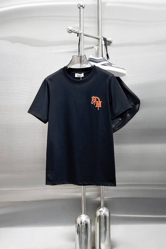 爱马仕 夏季新品，贴画刺绣 时尚单品设计，更加时尚舒适，高标准定制，上身非常有型，客供辅料，客供进口高档面料质感非常细腻，细节工艺精湛考究，塑造性极高的一款单品