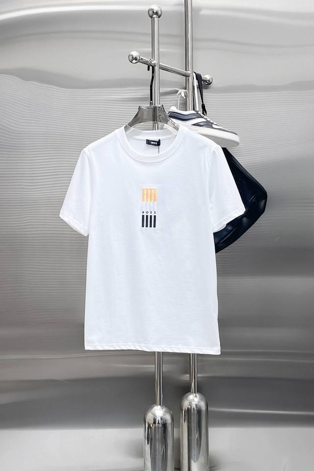 Boss 夏季新品，刺绣 时尚单品设计，更加时尚舒适，高标准定制，上身非常有型，客供辅料，客供进口高档面料质感非常细腻，细节工艺精湛考究，塑造性极高的一款单品，