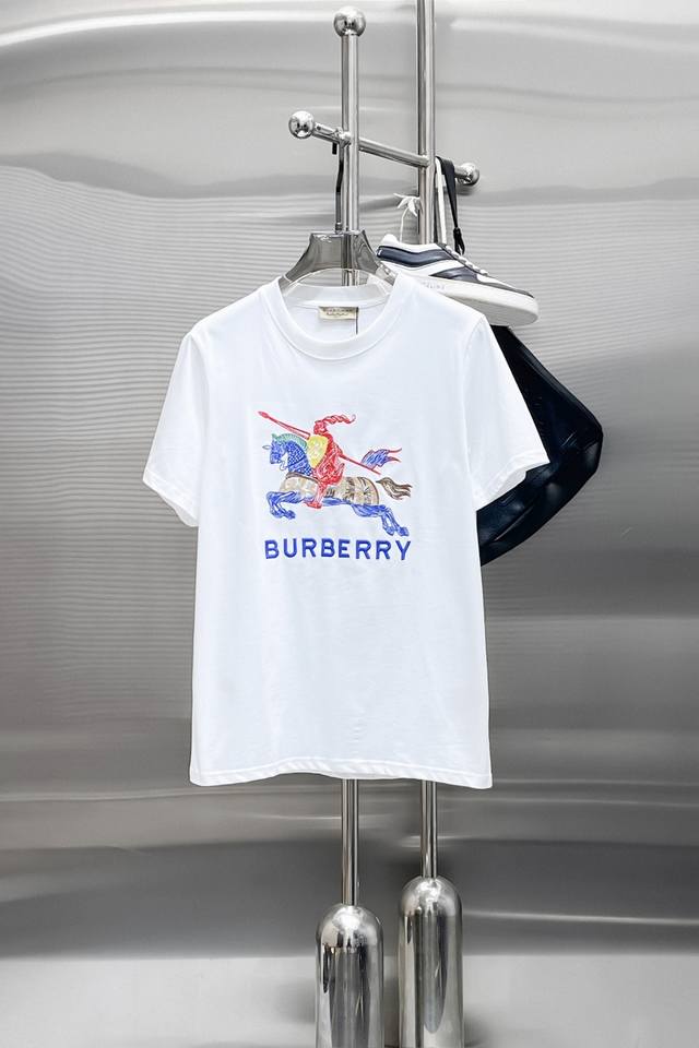 巴宝莉 夏季新品，洗水刺绣 时尚单品设计，更加时尚舒适，高标准定制，上身非常有型，客供辅料，客供进口高档面料质感非常细腻，细节工艺精湛考究，塑造性极高的一款单品
