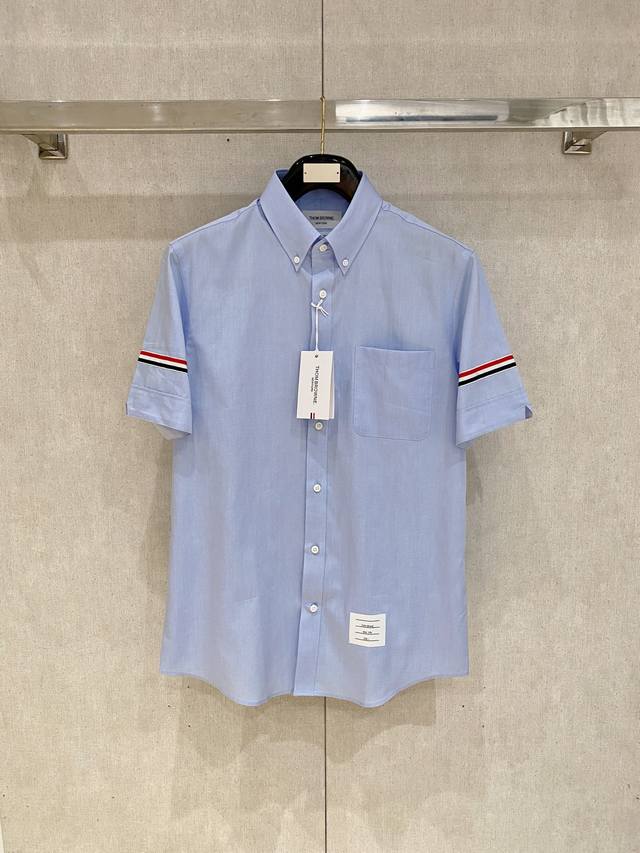 Tb设计私定面料男士短袖衬衫，洋行渠道货，纯正血统品质，春夏新品，口碑化经典产物！ 衬衫作为公认的时尚单品，无疑是时尚圈生命力最强的元素之一，出镜率极高，简单而