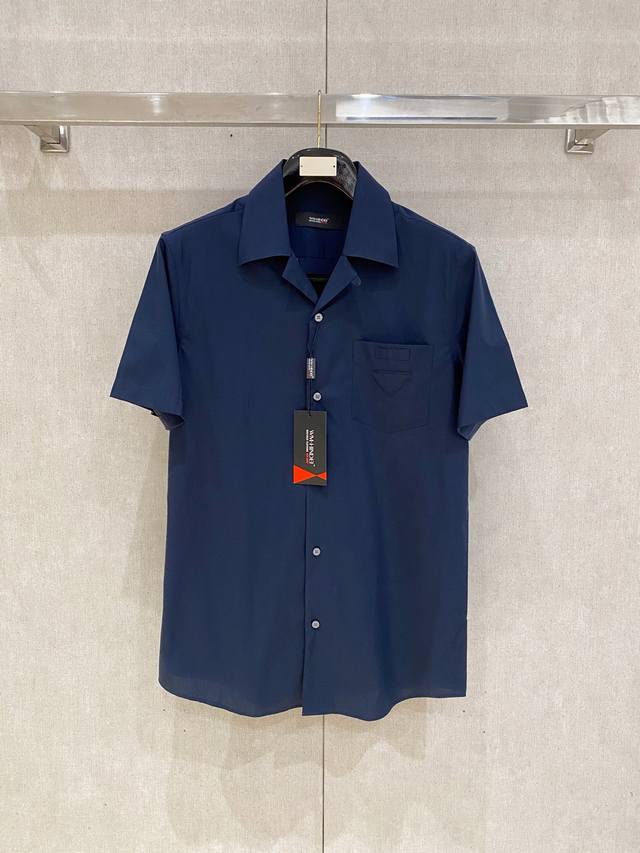 设计私定面料男士短袖衬衫，洋行渠道货，纯正血统品质，春夏新品，口碑化经典产物！ 衬衫作为公认的时尚单品，无疑是时尚圈生命力最强的元素之一，出镜率极高，简单而个性