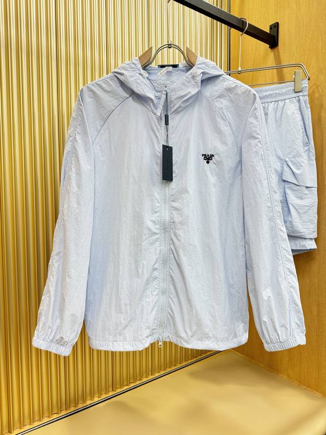 套装 Prada 普拉达 2025春夏经典防晒套装面料超软面料帅酷爆款薄套装，时尚都市百搭款款，夏季必备神器，速干衣，水洗后快速脱水干爽，上身透气而且时尚靓丽，