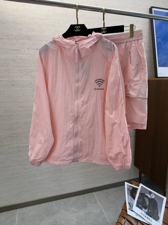 Bal2025夏季新款防晒服休闲套装 入手绝对值的！这种类型的套装也是懒人必备的一套，不用想怎么搭配，直接一套轻松搞定！客供定制面料，触感顺滑，却又挺括有型，上