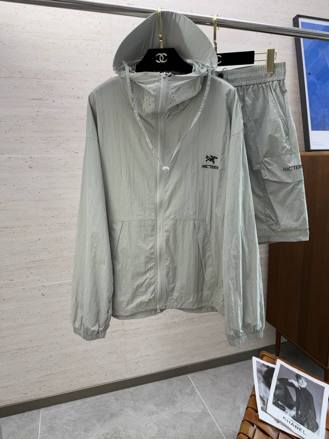 Arc2025夏季新款防晒服休闲套装 帽沿可拆卸 ，入手绝对值的！这种类型的套装也是懒人必备的一套，不用想怎么搭配，直接一套轻松搞定！客供定制面料，触感顺滑，却