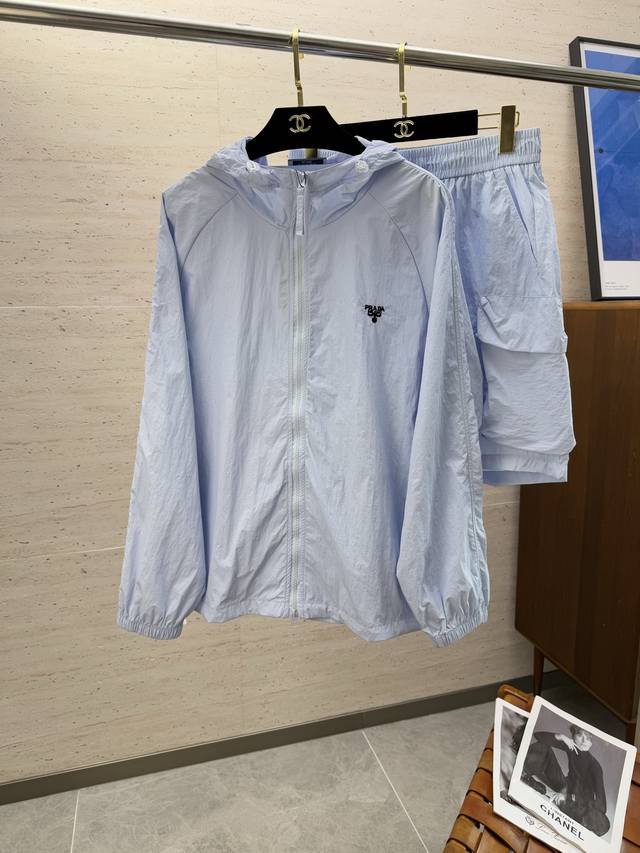 Pra2025夏季新款防晒服休闲套装 入手绝对值的！这种类型的套装也是懒人必备的一套，不用想怎么搭配，直接一套轻松搞定！客供定制面料，触感顺滑，却又挺括有型，上