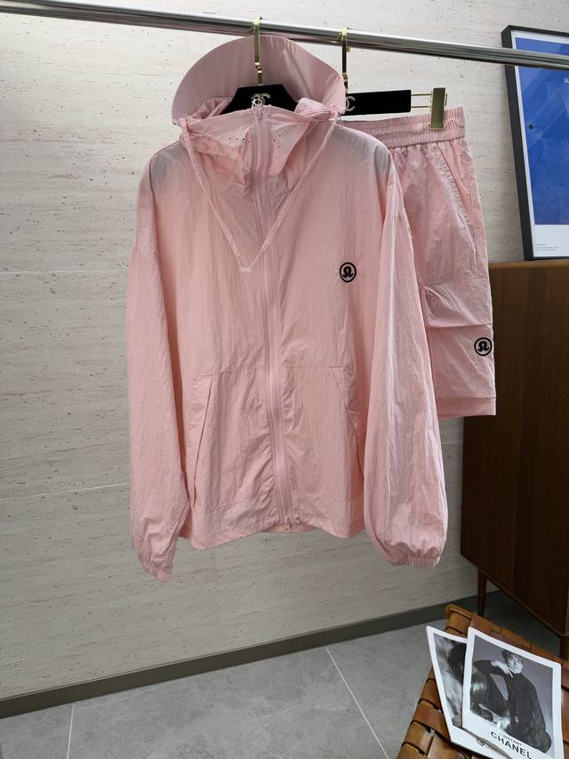 Lulu2025夏季新款防晒服休闲套装 帽沿可拆卸 ，入手绝对值的！这种类型的套装也是懒人必备的一套，不用想怎么搭配，直接一套轻松搞定！客供定制面料，触感顺滑，
