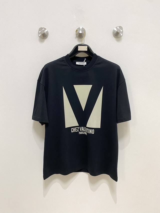 Valentino 华伦天奴 2025Ss早春新品 休闲圆领短袖T恤，立体感Logo微廓形半袖T恤，甄选高支长绒棉，手感面糯有骨感，柔而有韧性。 液氨工艺处理，