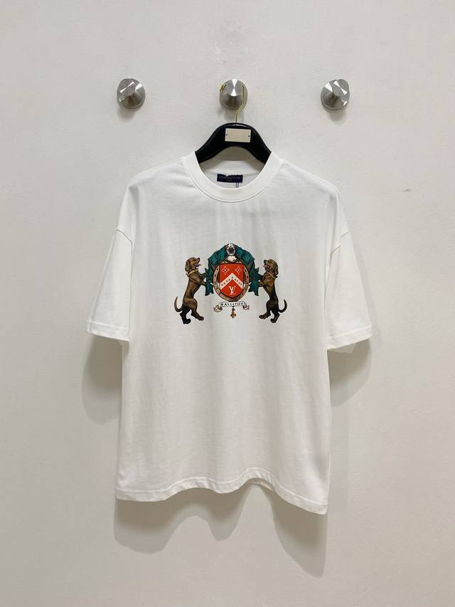 Louisvuitton 路易威登 2025Ss早春新品 休闲圆领短袖T恤，立体感Logo微廓形半袖T恤，甄选高支长绒棉，手感面糯有骨感，柔而有韧性。液氨工艺处