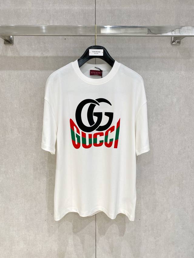 Gu~双G Logo彩印男士廓版短袖T恤 2025春夏系列 客供定制订织定染～高支细纱棉质 质地柔软、手感细腻，比普通的棉料更加有筋骨，有光泽感。 简约至美 无