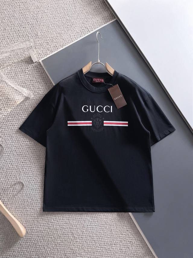 原单版本 Gucci 25新款短袖Yyds 日常出门闭眼搭 定制纯棉弹力棉面料短袖T恤 魅力在于创造了简约奢华感的时尚,随意搭配感受英式风格独特气质. 男女同款
