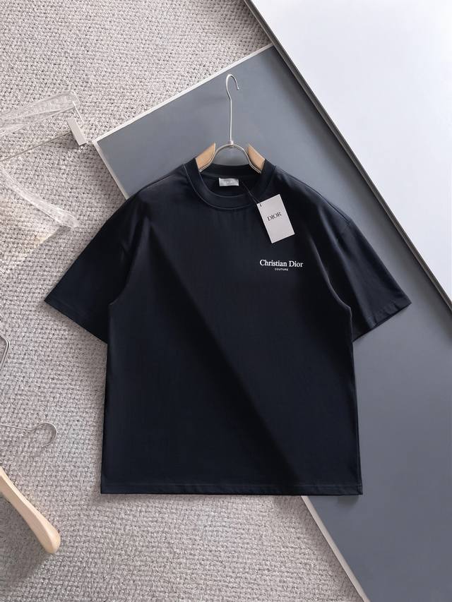 原单版本 Dior Homme 迪奥 桀傲 新款短袖Yyds 选用330克双纱平织棉面料打造，立体印花工艺 男女同款 推荐颜色 黑色 白色 尺码：Xs-Xl O