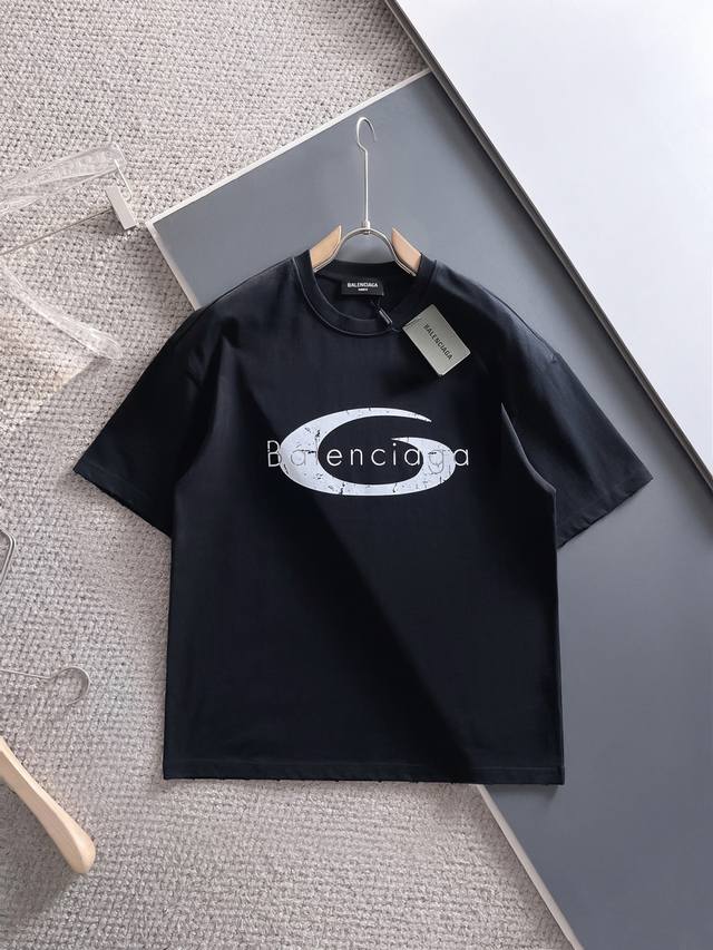 原单版本 巴黎世家 重磅推荐！Ss夏装新品 专柜在售 选用330克双纱平织棉面料打造，立体印花工艺 最新系列图案Logo 男女同款 两色推荐 黑色 白色 尺码：