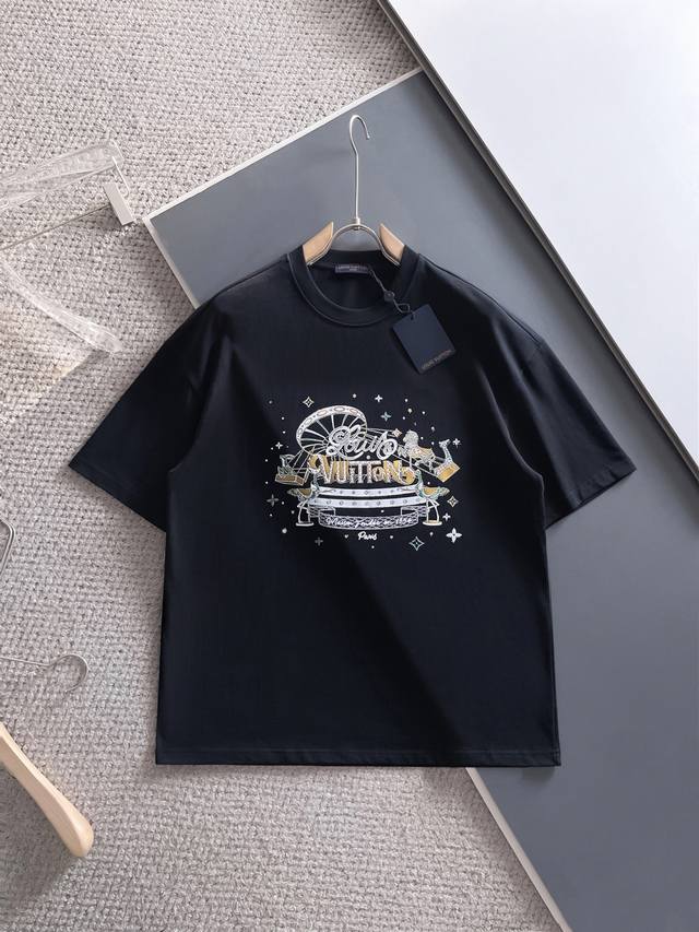原单版本 Louisvuitton 路易威登 2025春夏系列前后标识装饰 选用330克双纱平织棉面料打造，立体印花工艺 男女同款 推荐颜色 黑色 白色 尺码：