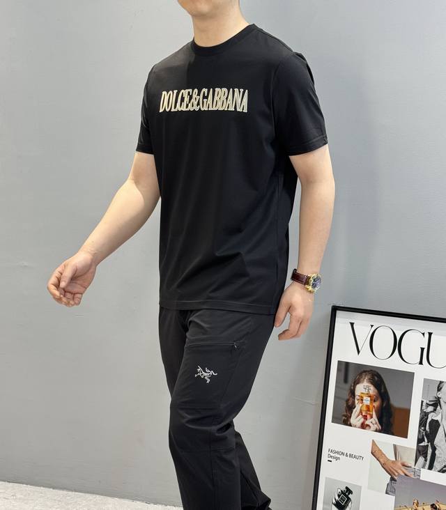 重磅出击，推送入手～D&G杜嘉-班纳25S春夏新款圆领短袖..采用190G丝光棉面料，胸口Dg字母标志性撞色印烫.后背10搭配超级好看的。。全品相多色推送！！！