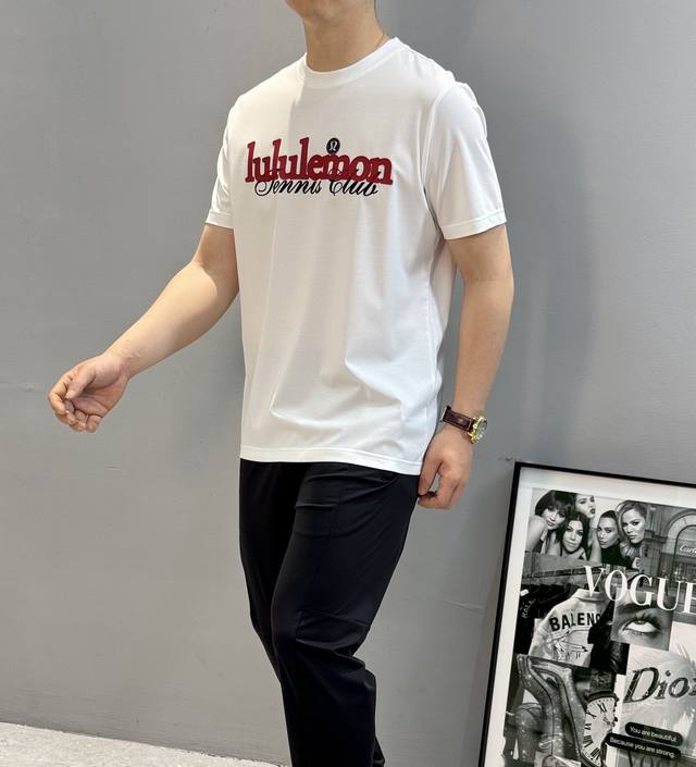 Lululemon露露柠檬25Ss春夏新品丝光T恤.经典字母印花时尚好看.整体效果年轻有活力！高温烫画工艺.双侧叠加立体好看！190G丝光棉材质精制而成，着感手