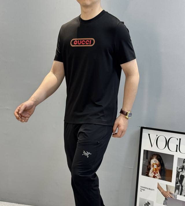Gucc*古奇25S春夏新款圆领T恤.字母3D立体烫画.红绿色彩经典品牌搭配.定制面料190G丝光棉精耕细作，纯正德国机16针严苛工艺，每一件都经过九道工序复杂