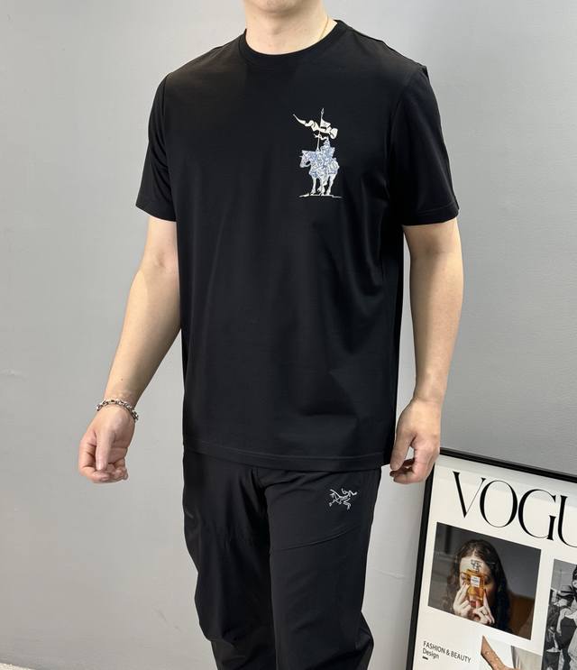 Bbr*巴宝-莉2025S新品短袖T恤，新款战马烫画.帅气时尚，简约百搭款。190G丝光棉面料棉 不仅挺括，保持潮流的廓形，又穿着舒适，纱织更细腻，颜色：黑色.