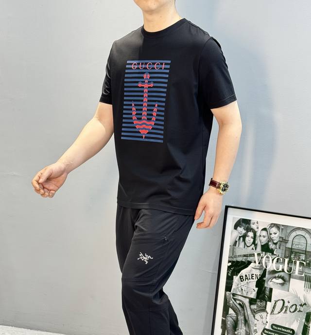 Gucci*古齐2025航海系列.男女同款！专柜同步！胸前采用条纹印花配Gucci经典字母图形图案，优选190G丝光棉面料.舒适轻薄垂感十足！！！舒爽不沾身..