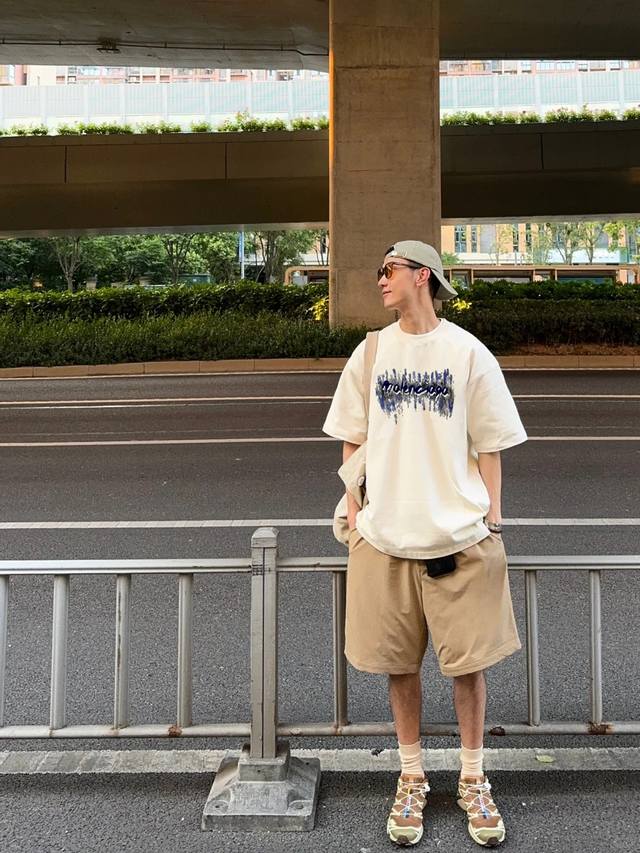 Balenciag*巴黎24S新款圆领T恤，水洗系列.男女同款！可为万能打底王牌选项！！成衣选用高克重320G纯棉水洗面料制成，多到工艺水洗成衣.处处细节质感满