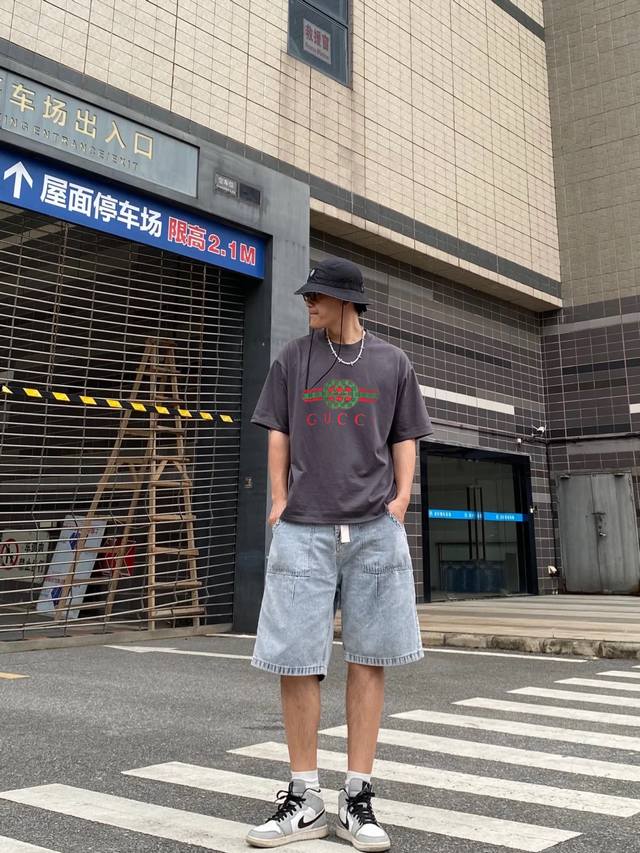 Gucc*潮牌25S新款圆领T恤.男女同款～潮人必备！胸前定制品牌图形烫画工艺.平面硅胶搭配定制Gg布料.减龄搭配.色彩搭配时尚好看.整体效果年轻有活力！高克重