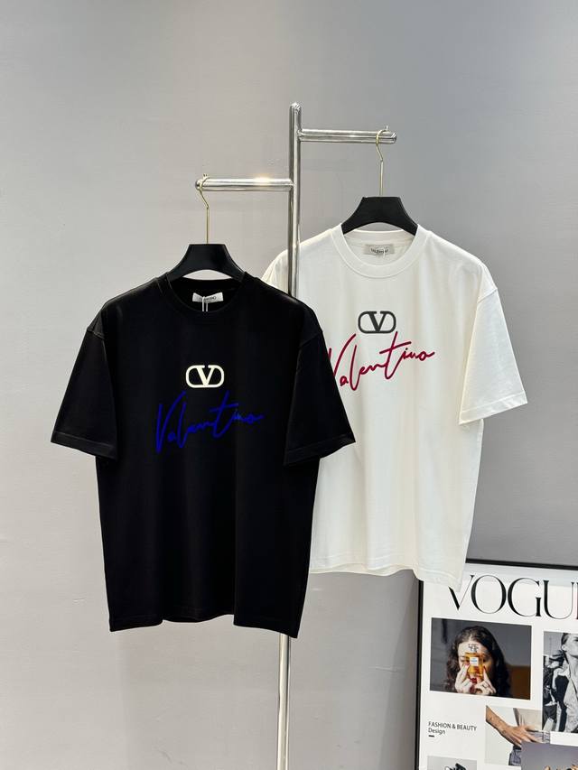 Valentin*华伦天-奴25S新款T恤.男女同款～胸前高级字母Logo绒感设计.签名款.简单高级上身低调而不失奢华！300G纯棉面料.舒适透气！好物推荐！三