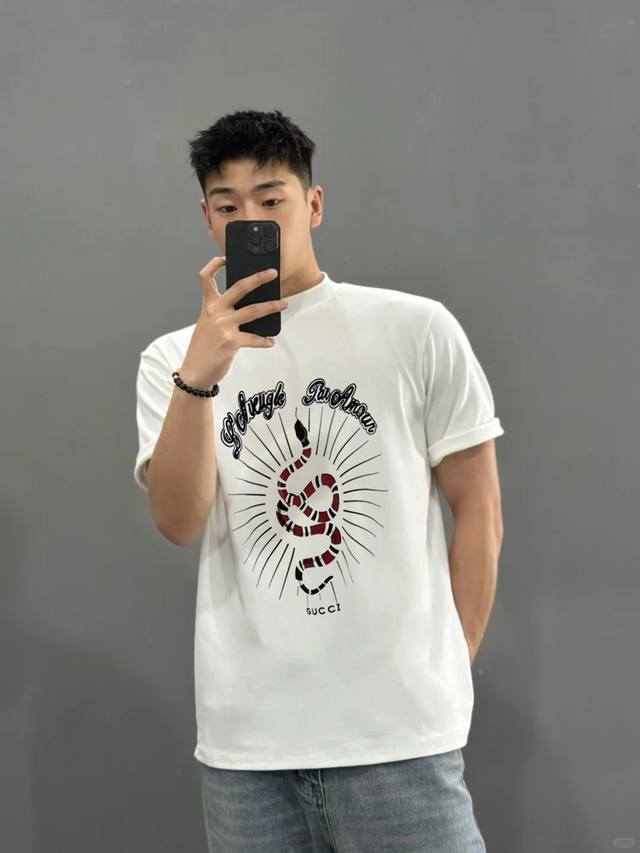 Gucc*潮牌25S新款圆领T恤.蛇年特供.男女同款～爆款必推 胸口定制印花工艺.烫画品牌字母Logo撞色搭配.减龄搭配.色彩搭配时尚好看.整体效果年轻有活力！