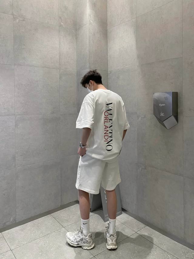 Valentin*华伦天-奴25S新款T恤.男女同款～双面字母烫画设计.胸前高级字母Logo硅胶烫画设计.后背白红两色搭配.高级上身低调而不失奢华！280G纯棉