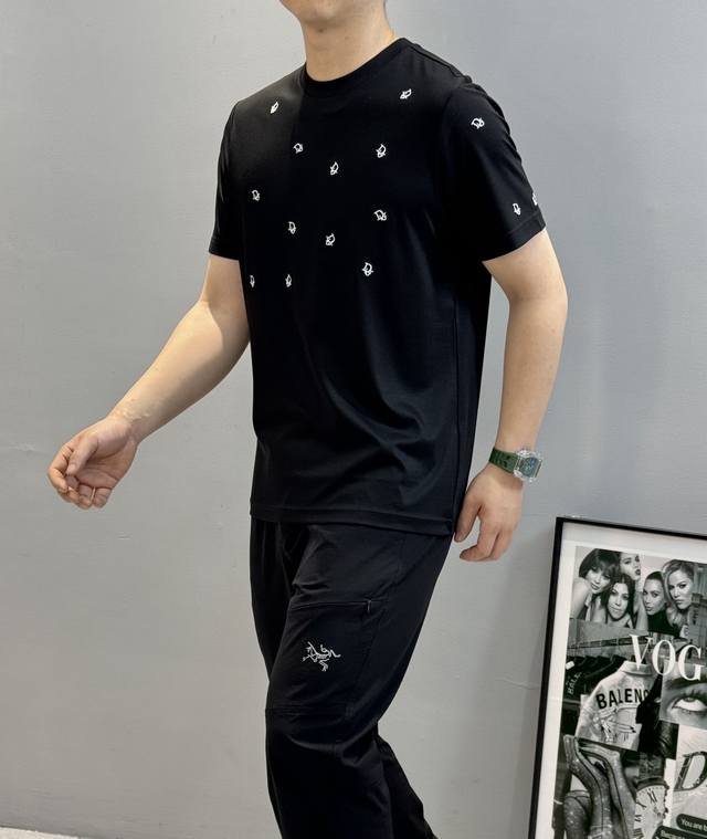 Dio*R25S春夏新款圆领T恤.满身重工Dior绣花.轻奢帅气。渠道贸易单，定制面料220G莫代尔长绒棉精耕细作，纯正德国机16针严苛工艺，每一件都经过九道工