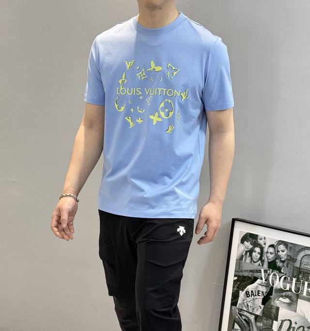 驴牌*2025S新品短袖T恤，夏天色彩系-胸前品牌Logo印花图案.渐变效果.色彩丰富多彩.时尚百搭款！采用190G丝光棉面料棉 不仅挺括，保持潮流的廓形，又穿