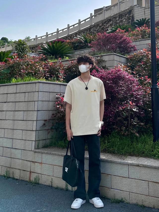 Bbr*巴宝*25S新款圆领T恤！男女同款.胸前字母卡通图案.后背蜜蜂增添活力感！最经典一目了然的干净与纯粹的结合.必入款推荐！选用300G纯棉面料制成.纹理清