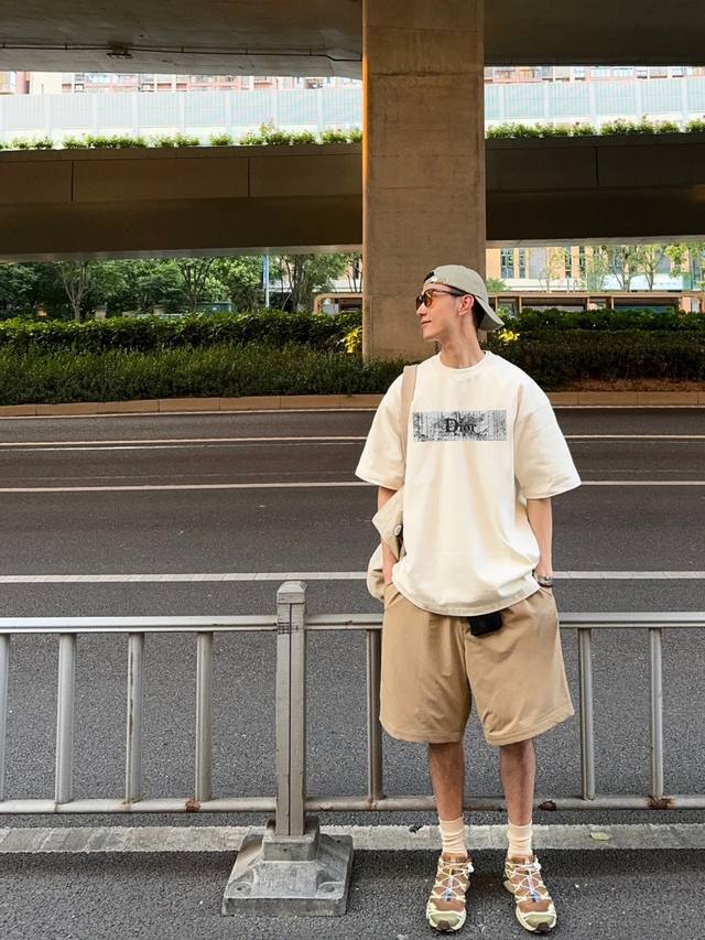 Dio*R迪-奥25S新款情侣圆领T恤！胸前新款3D爆裂感立体硅胶印花.280G甄选100%纯棉质感.棉质饱满富有弹性.秉持着对细节追求 图案也是全新！饱满清晰