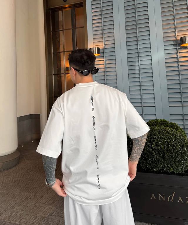 Moncle*蒙-口25S新款宽松版型T恤.男女同款！袖口位置经典小帽子搭配.立体精致工艺高端.后背采用品牌字母叠加形成一条大椎线迹.十分有魅力的一款T恤.采用