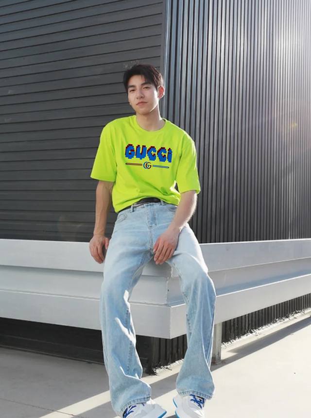 Gucc*潮牌25S新款圆领T恤.男女同款～潮人必备！胸前定制品牌图形烫画工艺.平面硅胶色彩搭配犹如马里奥风格.减龄搭配.色彩搭配时尚好看.整体效果年轻有活力！