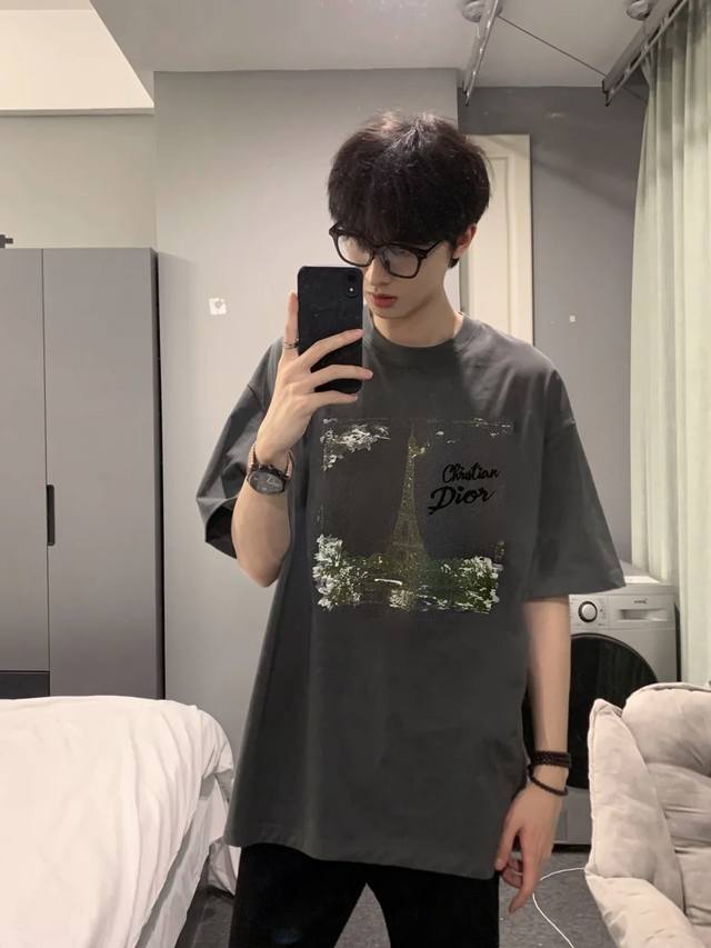 Dio*R迪奥25S新款潮牌T恤.男女同款！重水洗系列.巴黎铁塔造型图形设计.搭配品牌字母烫绒搭配.时尚减龄.高温烫画工艺.新做法.重水洗320G纯棉面料.贴身