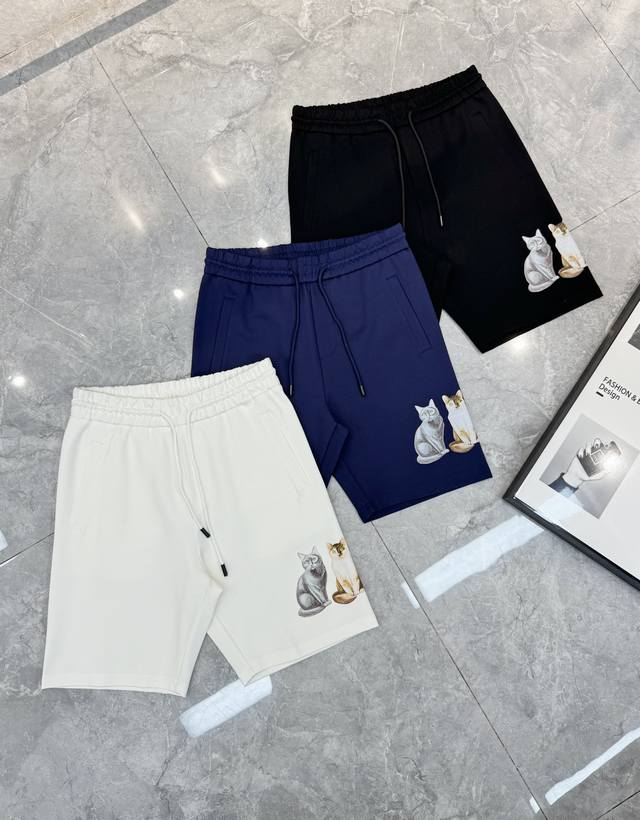 Givench*纪梵希25S新款五分短裤.可搭配套装.胸前猫咪和小号签名式Givenchy Logo高温烫画工艺. 采用高端锦棉面料.属于金属丝面料.具有防皱耐