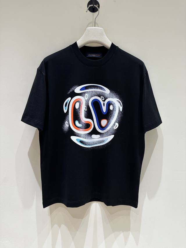 新品 T9- V登家族男士高端时装款圆领短袖T恤，香港洋行渠道货，高奢品鉴白金级单品，25年春夏新品，经典人气单品！ 客供埃及进口顶级面料，甄选尼罗河区域光照极