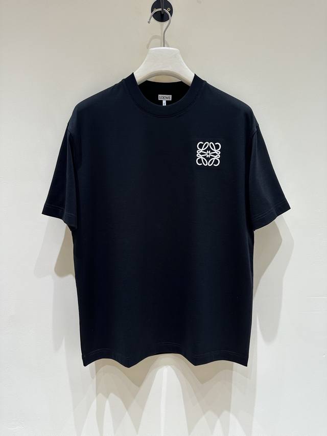 新品 T9- Loe家族男士短袖T恤 打底衫，贸易公司渠道货，25年F W春夏新品，官柜同步售卖，经典明星级单品！ 整体的设计符合Loe家美学设计，运用了经典的
