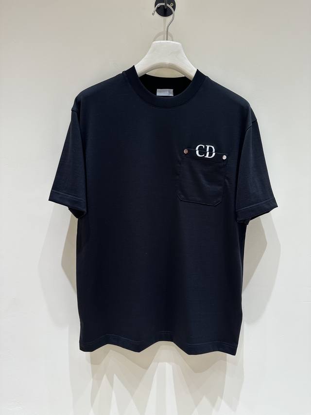 新品 T9- Cd家族男士时装款纯棉圆领短袖T恤，贸易公司洋行货，25年春夏新品，属于明星级Top人气的一款单品！ 该款单品整体的设计风格延续了Cd家族一贯的基