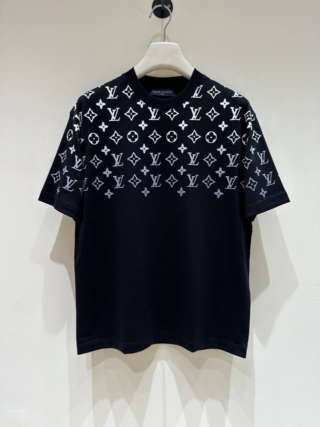 新品 T9- 2025Ss春夏驴 男士圆领印花短袖T 恤 时尚的新高端,渠道货品数量稀少 ！ 逐渐在胸前勾勒 标识轮廓。密纺棉质针织裁出经典版型，搭配罗纹领口、