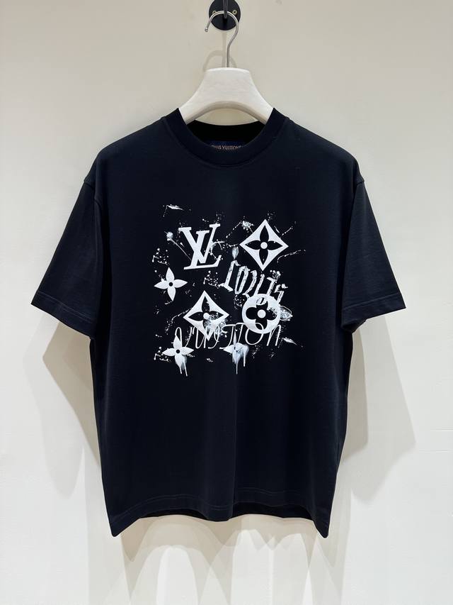 新品 T9- V登家族男士水钻饰圆领短袖T恤，香港洋行渠道货，重磅高端臻品，高奢品鉴白金级单品，25年官柜新品，经典人气单品！！ 客供埃及进口顶级面料，甄选尼罗